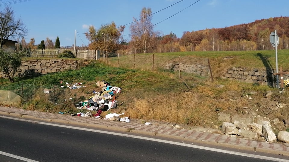 Foto: Opilá řidička nabourala v Martiněvsi u autobazaru. S vozem dále pokračovala v jízdě. Z havarovaného auta unikal olej