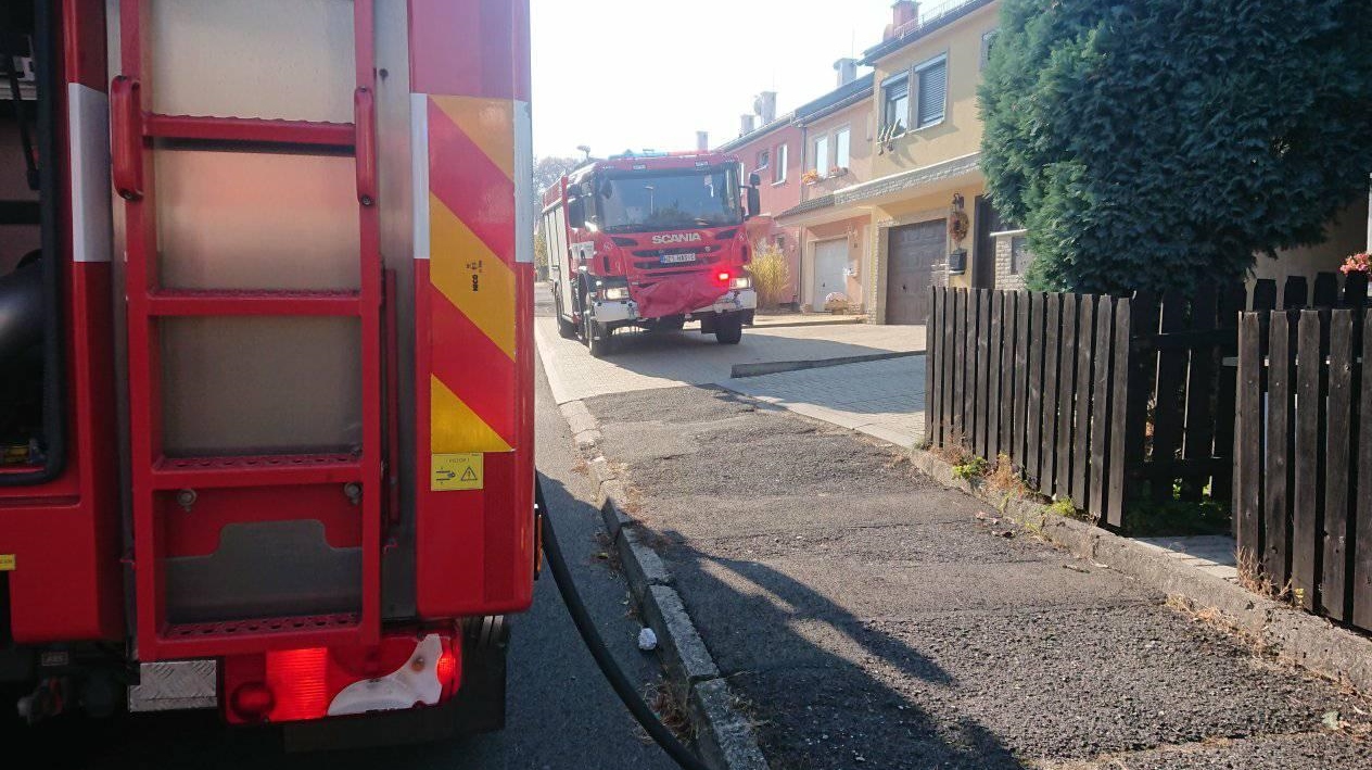 Foto: Dvě jednotky hasičů vyjely k zahoření v rodinném domku