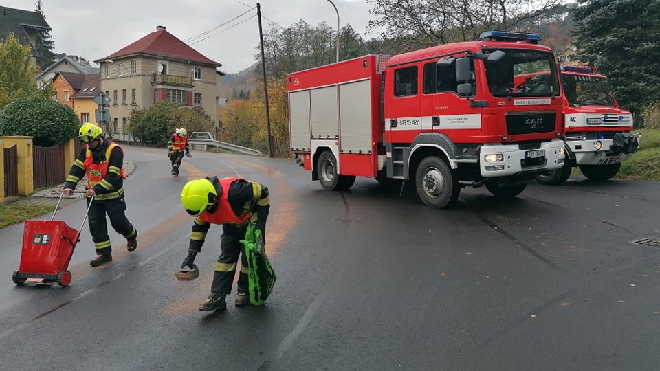 Foto: Celkem tři hasičské jednotky likvidovaly uniklé provozní kapaliny. Jednalo se o větší rozsah