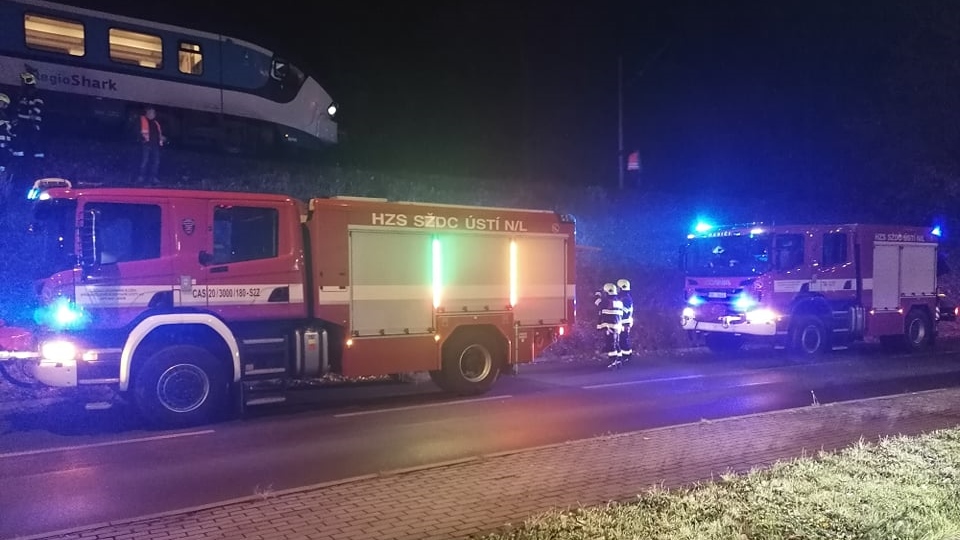 Foto: V Děčíně ve středu večer zasahoval HZS Správy železnic u mimořádné události. Vlak zastavil u Jysku na Starém Městě