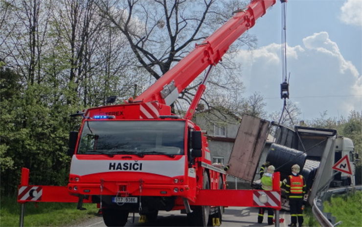 U Markvartic havaroval tahač, probíhají tu vyprošťovací práce. Řidiči musí využít objízdné trasy