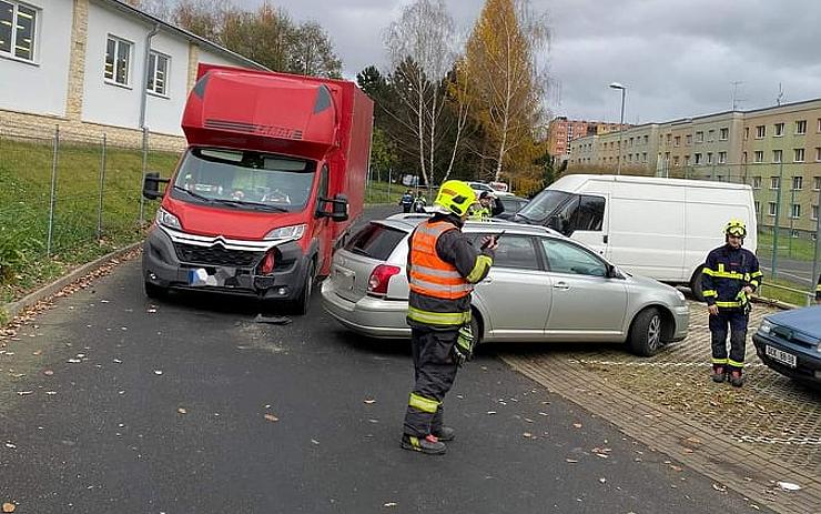 FOTO: Na parkovišti v Benešově nad Ploučnicí došlo ke srážce aut, zasahovali hasiči s policií