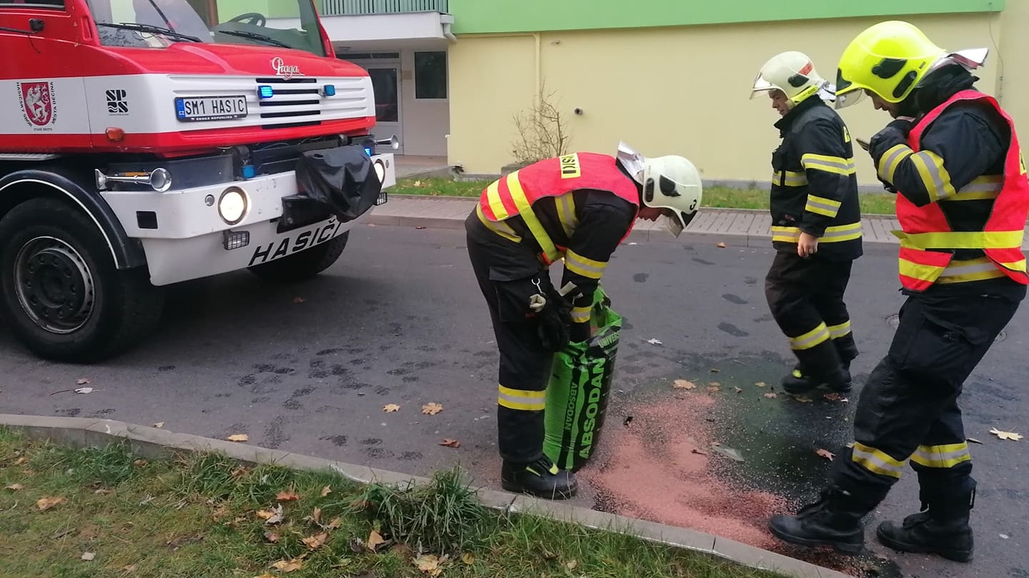 Foto: Hasiči vyjeli k likvidaci oleje z vozovky. Jednalo se o úklid po dopravní nehodě