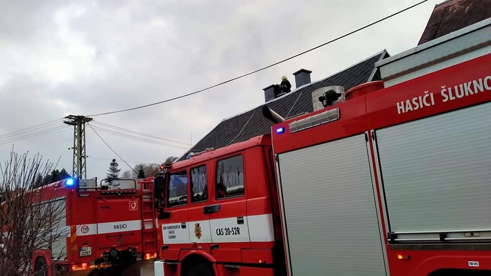 Foto: Dvě jednotky hasičů zasahovaly u požáru sazí v komíně