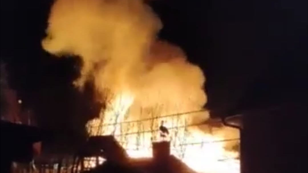 Foto: V Dolních Habarticích hořela větší pergola u domu. Na místo vyjelo šest jednotek hasičů