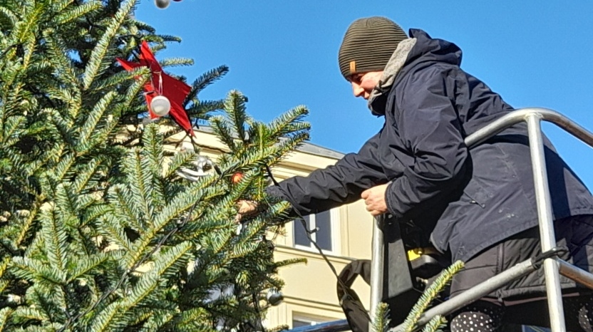 Děčín: Po městě postupně probíhá zdobení šesti vánočních stromů