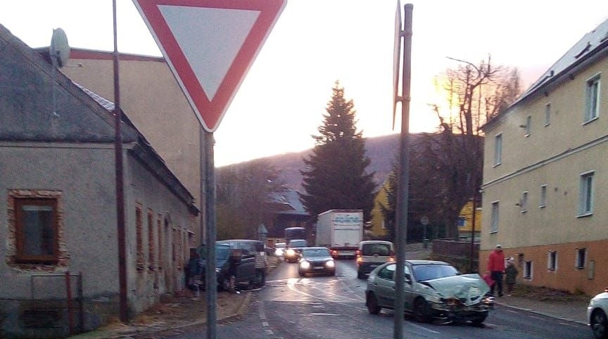 Foto: V Dolním Podluží v úterý ráno havarovala dodávka a osobní auto