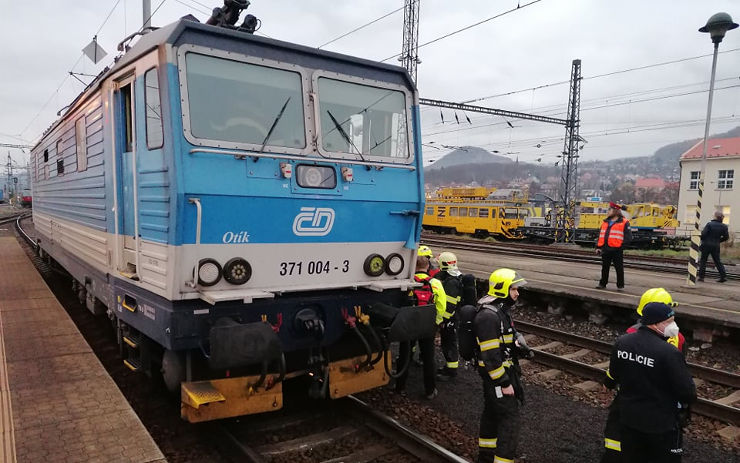 AKTUÁLNĚ: Tři jednotky hasičů zasahují u požáru lokomotivy na děčínském nádraží