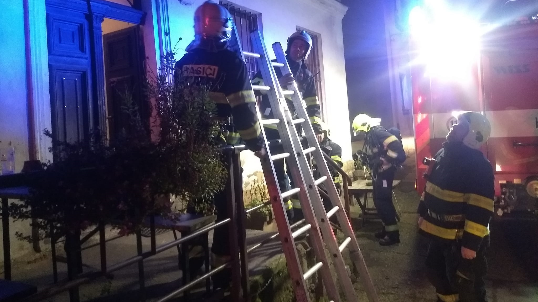 Děčín: Dvě jednotky hasičů vyjely k nahlášenému požáru komína na domku v Dolním Žlebu
