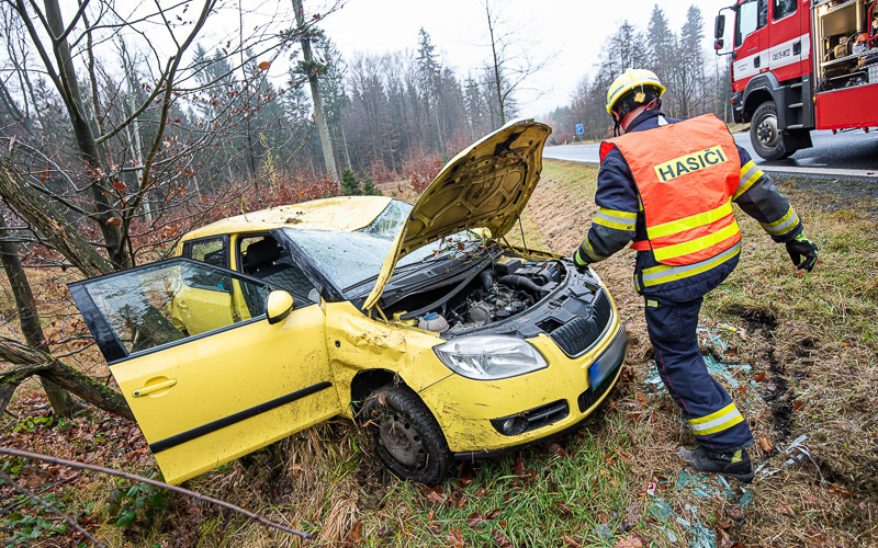 Fabia se na Děčínsku převrhla přes střechu, tři lidi odvezli do nemocnice