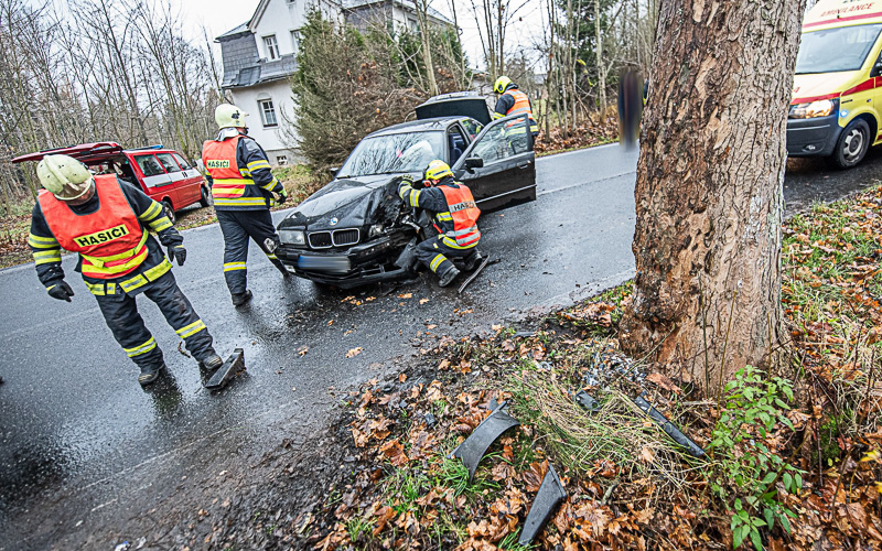 V Rumburku nezvládl řidič BMW a narazil do stromu