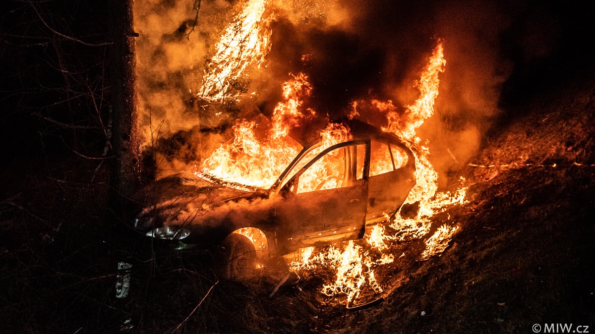 Foto: Auto zcela pohltily plameny. Na místo vyjely dvě jednotky hasičů