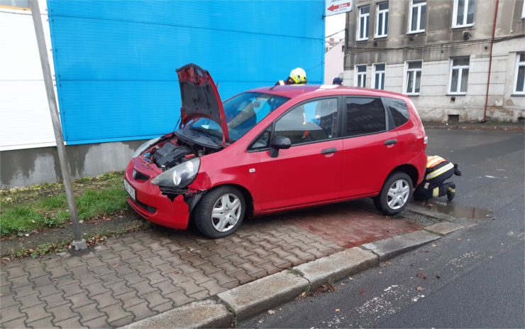 FOTO: V Rozbělesech došlo k nehodě dvou osobáků, na místo vyjížděli hasiči