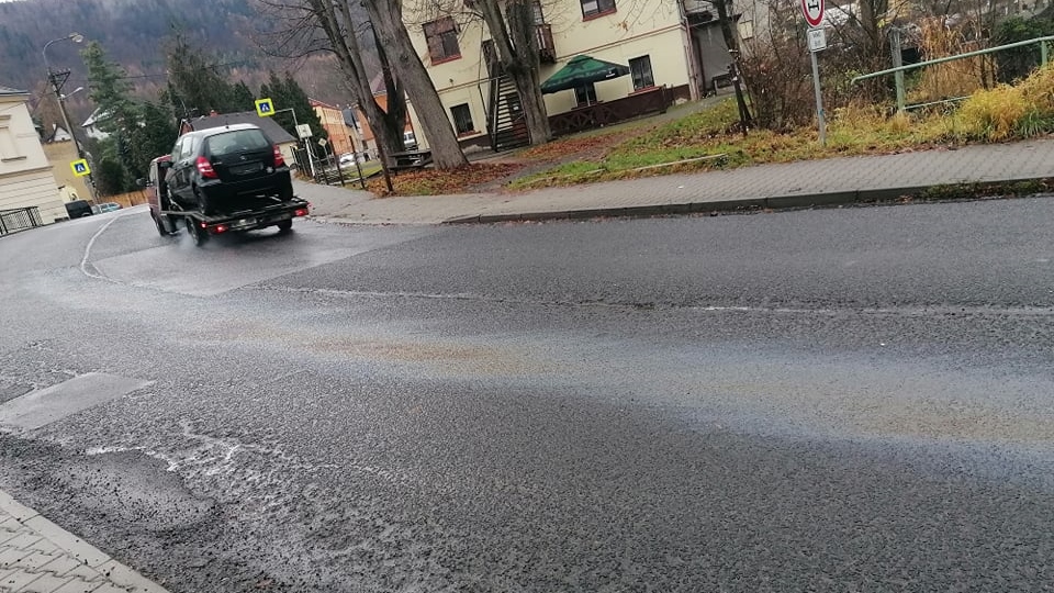 Foto: V Jílovém došlo k úniku provozních kapalin a v šetření bylo i rozjetí zaparkované dodávky