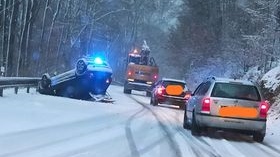 Aktuálně! Sníh komplikuje dopravu v kraji. U Hřenska je auto na střeše, v Jílovém je karambol dvou aut a u Velké Bukoviny ledovka