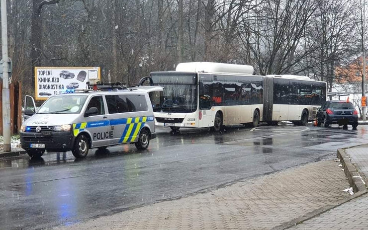 AKTUÁLNĚ: U vozovny dopravního podniku se srazilo auto s autobusem, na místě je policie