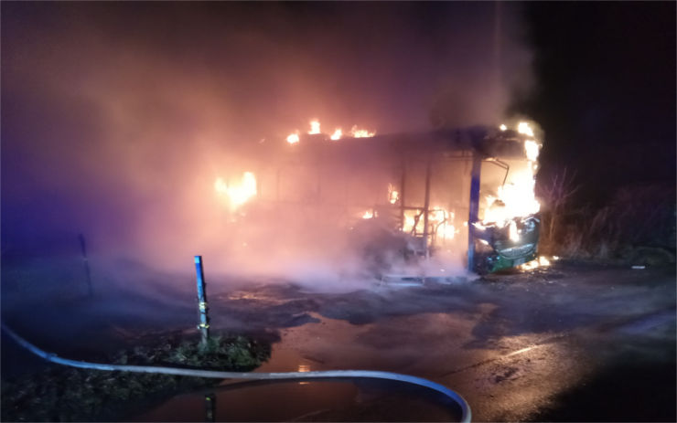 FOTO: Hasiči vyjížděli nad ránem k požáru autobusu, plameny ho zcela zničily