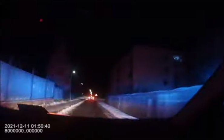 VIDEO: Řidič zběsile ujížděl policistům! Pak z auta utekl, přeskočil plot a chtěl se schovat v cizí zahradě