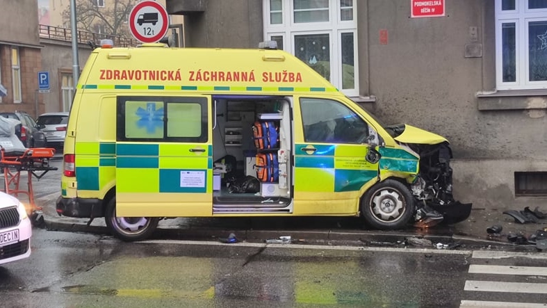 Aktuálně! V Děčíně na světelné křižovatce došlo k dopravní nehodě dvou aut a sanitky. Na místo vyjely složky IZS