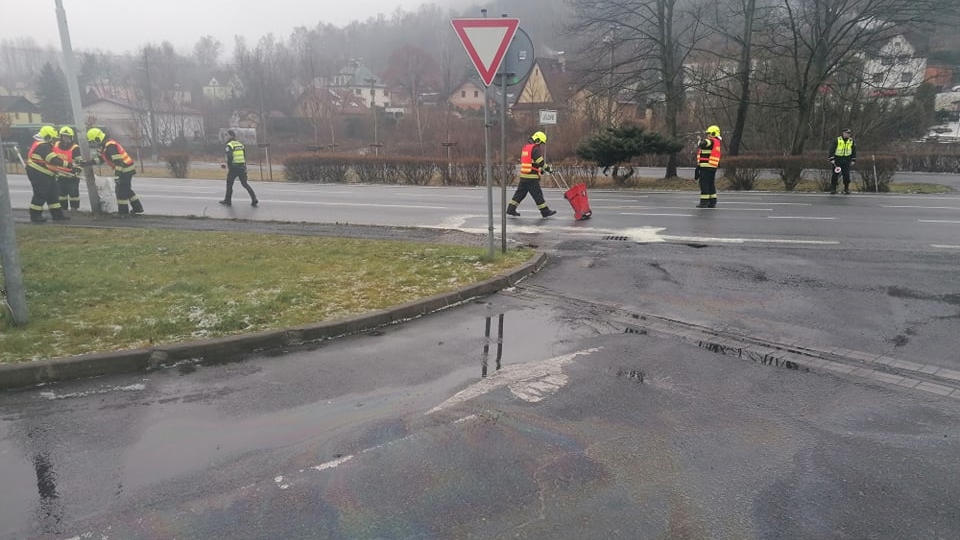 Foto: Hasiči likvidovali únik provozních kapalin z vozovky. Strážníci pak v místě zásahu usměrňovali dopravu