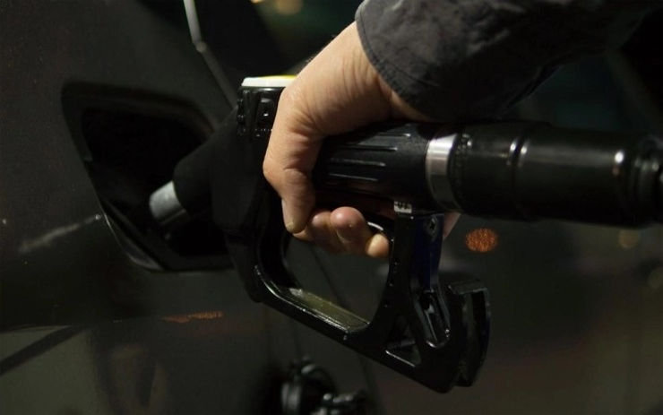 Ceny za pohonné hmoty klesají, v novém roce ale mohou vyšplhat na historicky rekordní úroveň