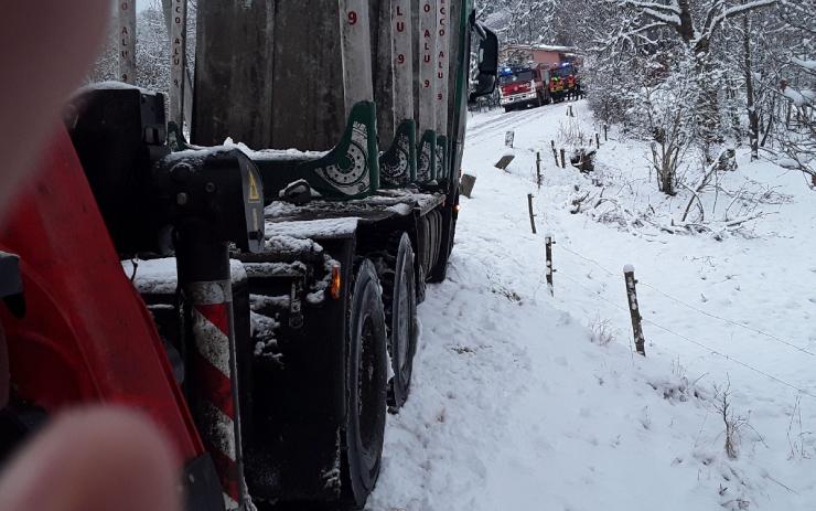 FOTO: Hasiči na Děčínsku vyprošťovali zapadlý kamion. Na úzké silnici se vyhýbal autobusu