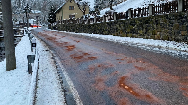 Foto: V Heřmanově na Děčínsku z havarovaného auta unikal olej. Na místo vyjeli dobrovolní hasiči