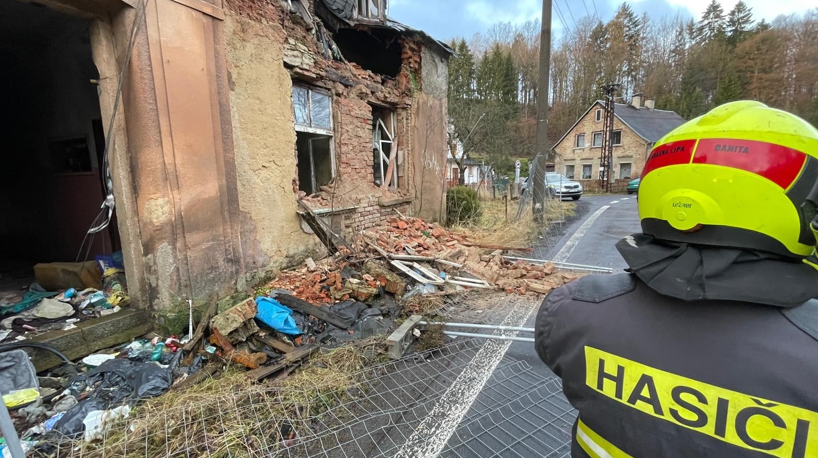 Foto: V Krásné Lípě spadla část domu. Na místo vyjely dvě jednotky hasičů