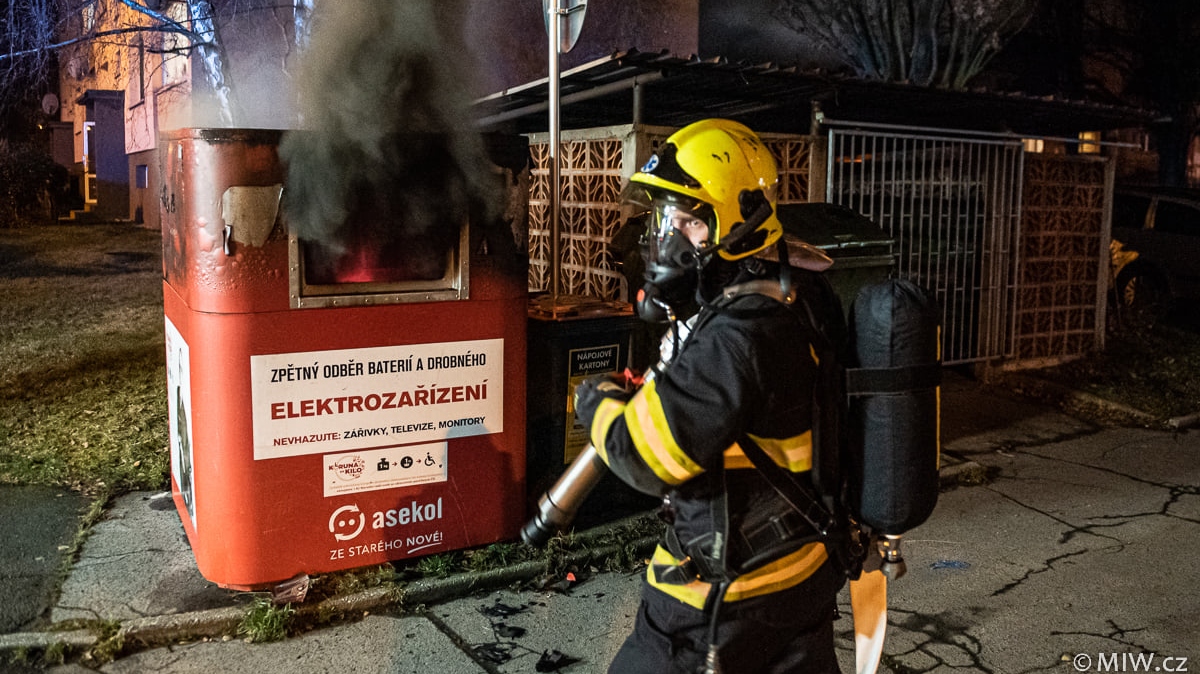 Foto: O víkendu ve Varnsdorfu hořel kontejner na elektroodpad. 