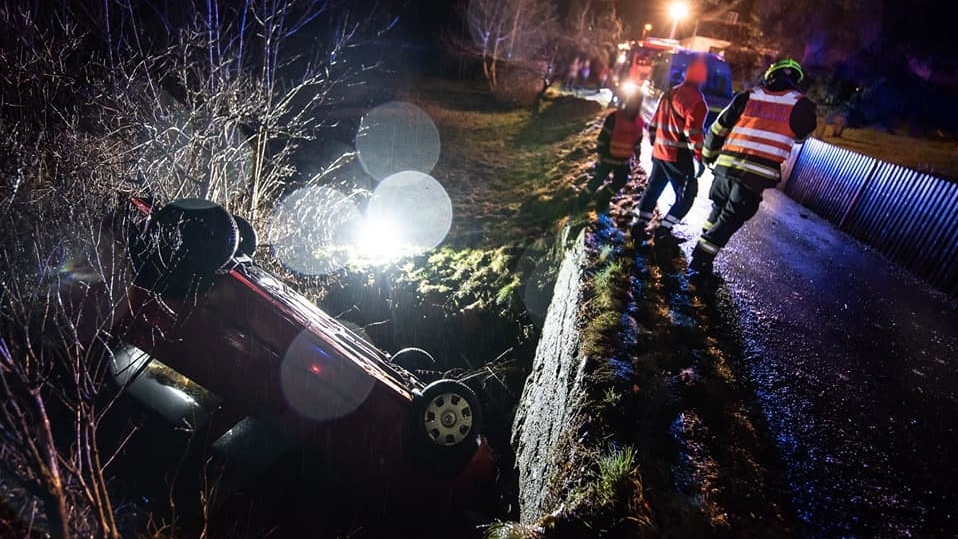 Foto: V Rybništi došlo v úterý odpoledne k dopravní nehodě. Auto skončilo v potoce a na střeše