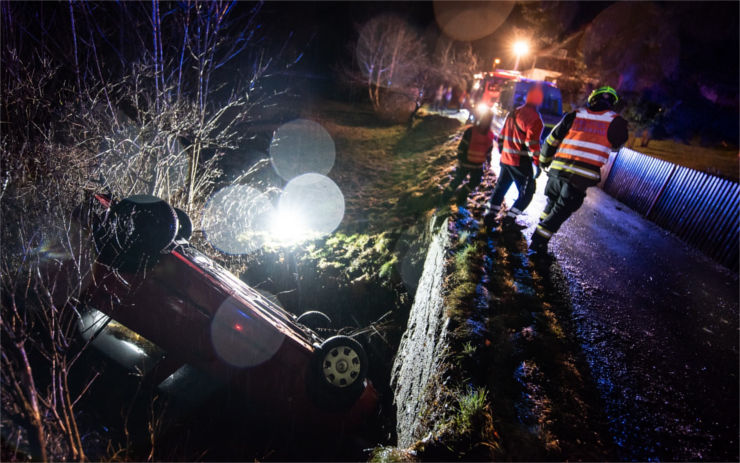 Seniorka (78) skončila s autem na střeše v potoce. Policisté neváhali a rozhodli se pro ni slézt