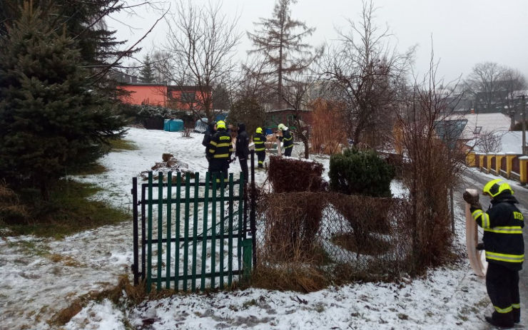 FOTO: V ranních hodinách došlo k požáru chatky, s plameny bojovaly čtyři jednotky hasičů