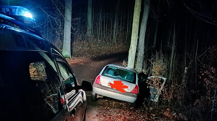 Foto: Strážníci při hlídkové činnosti nalezli nabourané auto