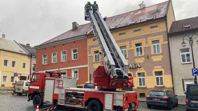 Foto: Uvolněné plechy hrozily pádem ze střechy budovy. Na místo jeli místní hasiči