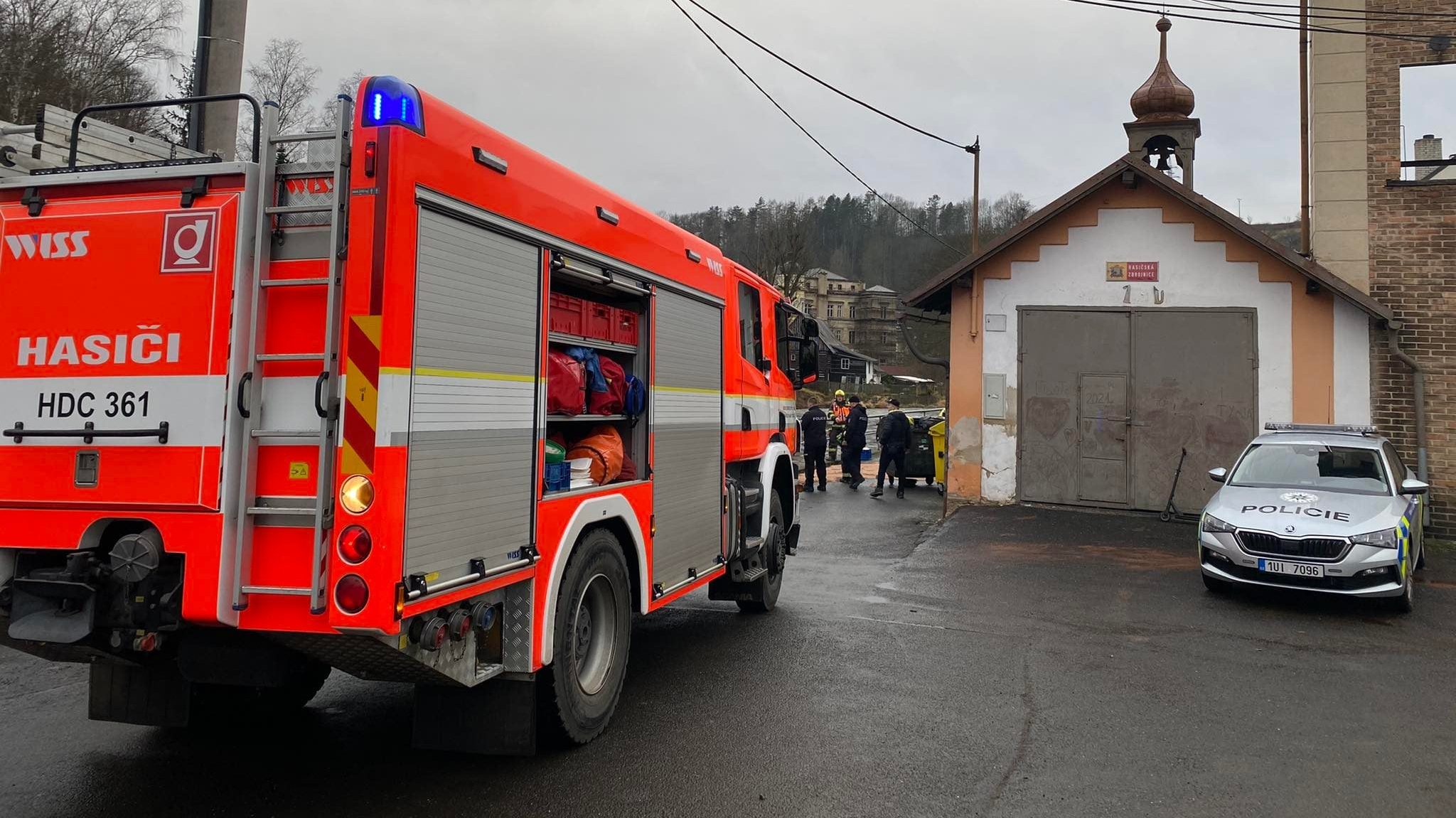 Hasiči vyjížděli k nahlášenému požáru popelnice s obsahem oleje uvnitř