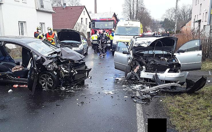 FOTO AKTUÁLNĚ: Vážná nehoda na Děčínsku! Zraněné lidi vzali do péče záchranáři