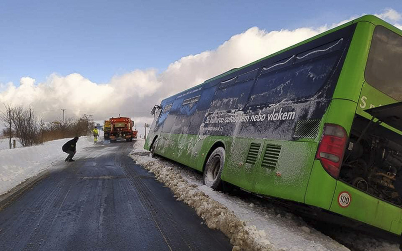 FOTO: Na Děčínsku vyprošťují zapadlý autobus. Řidič se nemohl dostat ven