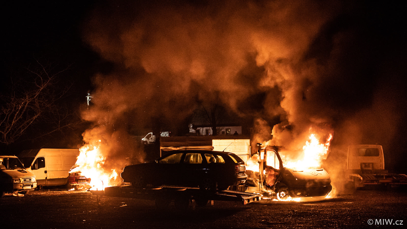 Foto: V Dolním Podluží shořelo v pátek ráno několik aut
