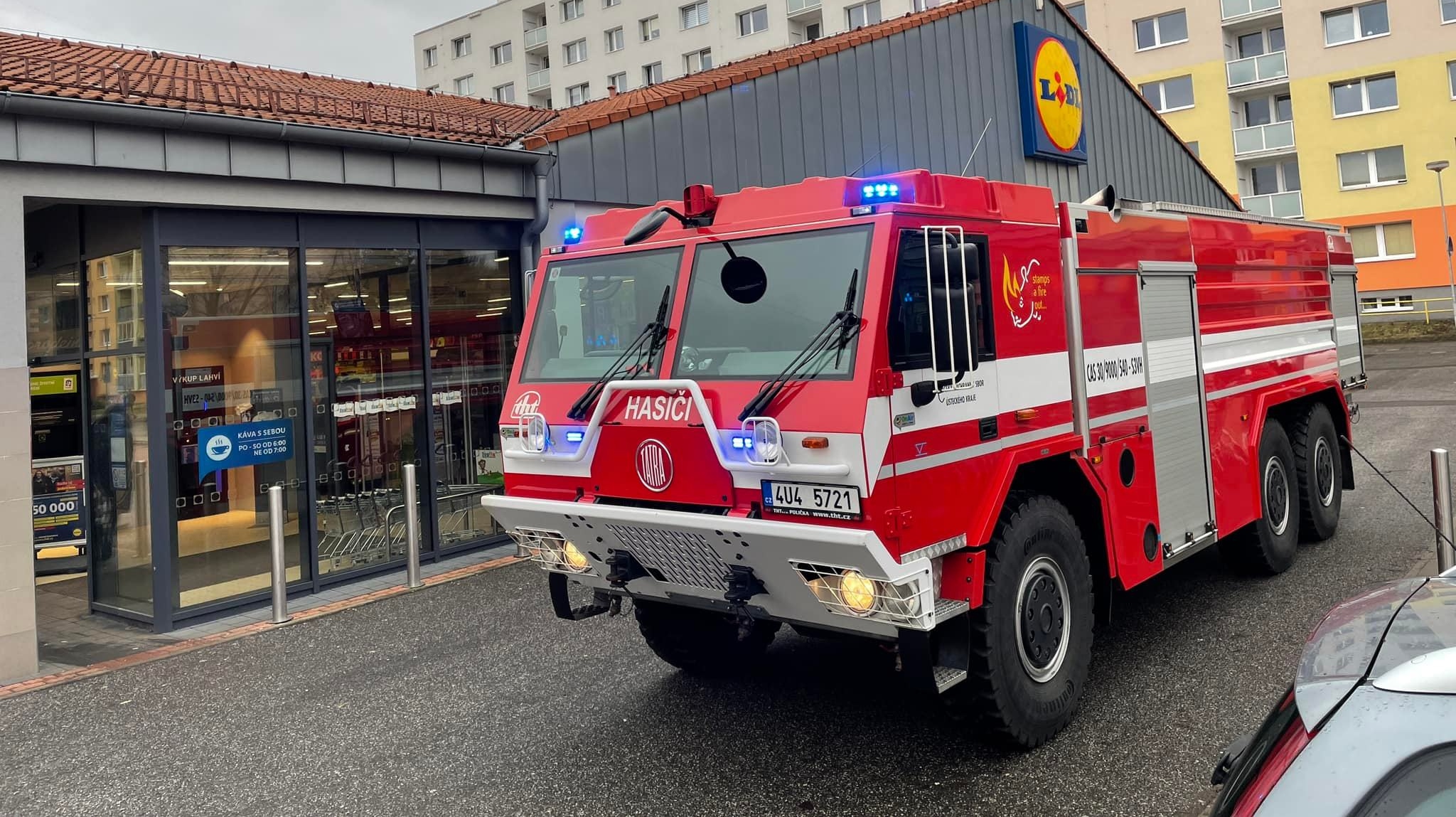 Foto: Profesionální jednotka hasičů vyjížděla k prodejně Lidl ve Varnsdorfu. Požární signalizace hlásila požár