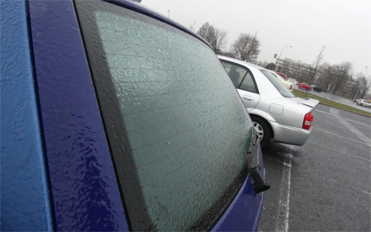 Řidiče i chodce na Chomutovsku potrápí ledovka, varují meteorologové