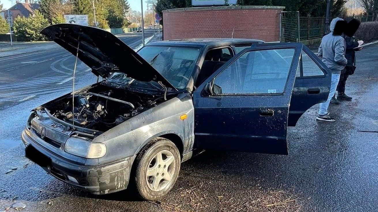 Foto: U Kauflandu hořelo auto. Na místo vyjely dvě jednotky hasičů