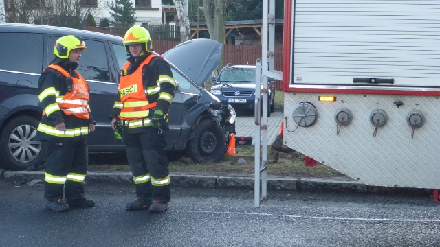 Foto: V Jílovém havarovala dvě auta. Na místo vyjeli hasiči i policisté