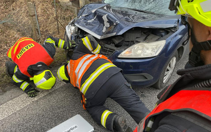 FOTO: Ve Studánce se srazilo auto s jelenem, k nehodě vyjížděly dvě jednotky hasičů