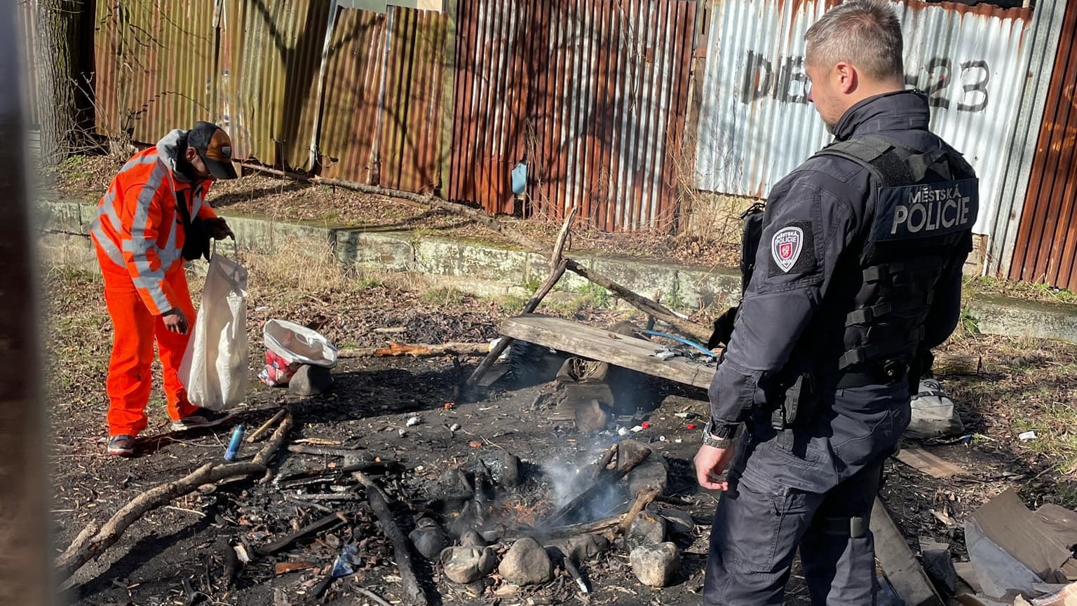 Ze zápisníku městské policie: Muž pálil u nádraží kabely