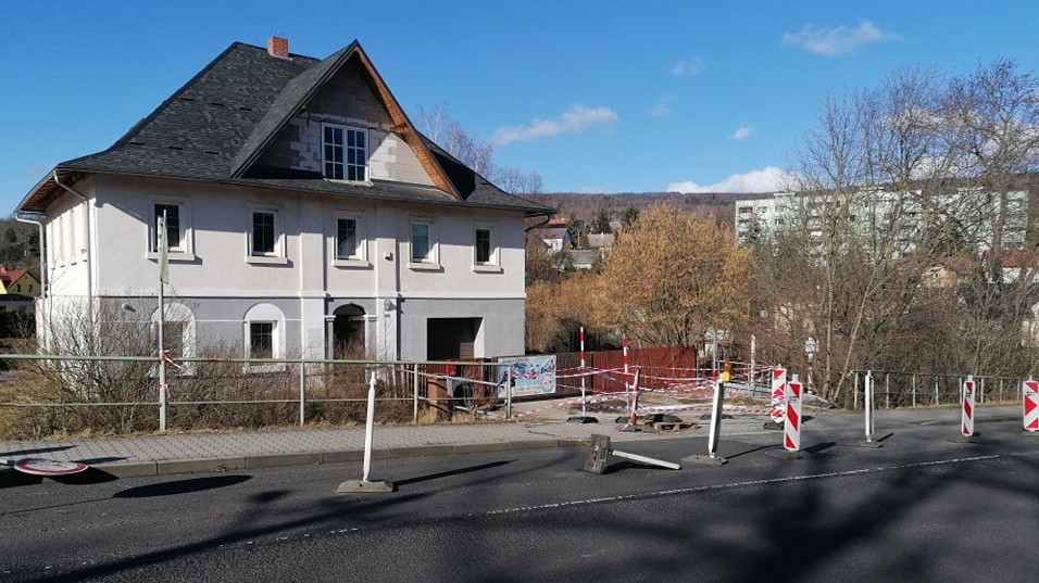 Foto: V Jílovém je uzavřen chodník a část silnice. Opětovné zprovoznění je odhadováno na několik měsíců