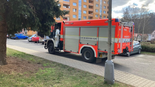 Hasiči z Benešova nad Ploučnicí vyjížděli k úniku kapalin na silnici a k transportu pacienta do sanitního vozu