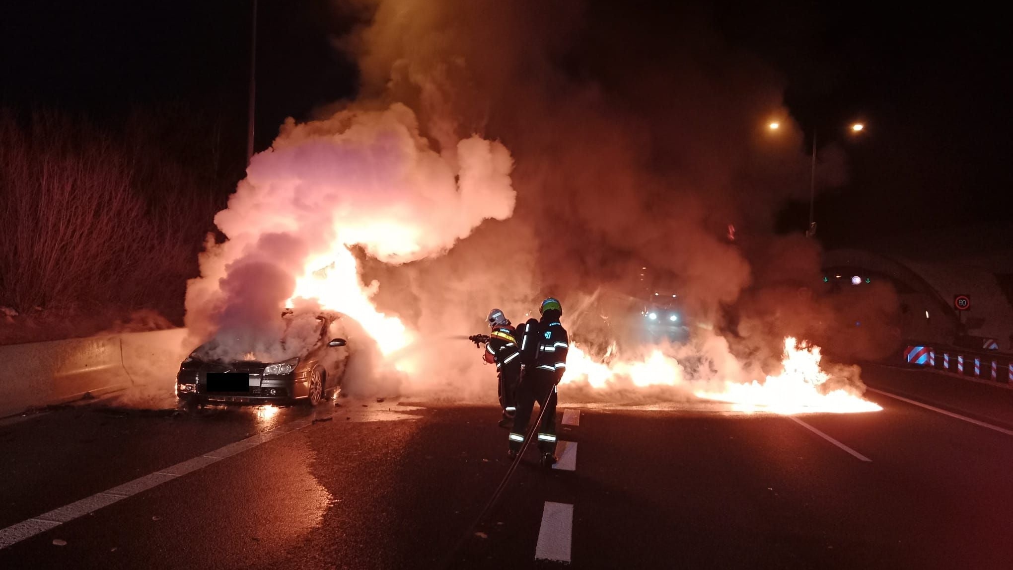 Foto: Na dálnici D8 u Petrovic hořelo v pondělí ráno auto