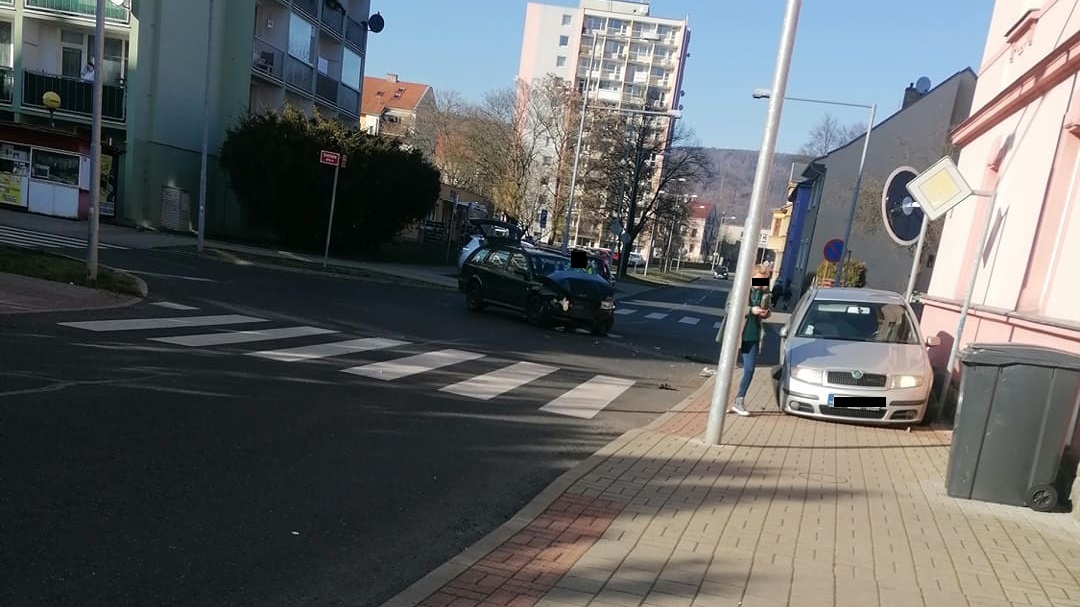 Aktuálně! Na Děčínsku se odpoledne bouralo. Na Starém Městě havarovala dvě auta, v Dobrné narazilo auto do zdi