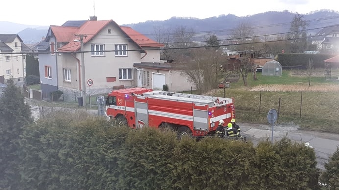 Hasiči v sobotu dopoledne vyjížděli k požáru domu. Jednalo se o zakouřené prostory od krbu