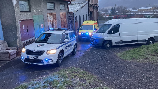 Foto: Strážníci spěchali k ležícímu muži na ulici. Ten měl zdravotní potíže a byl převezen do nemocnice